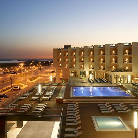 Real Marina Hotel & Spa Olhão Dış mekan fotoğraf The hotel at night