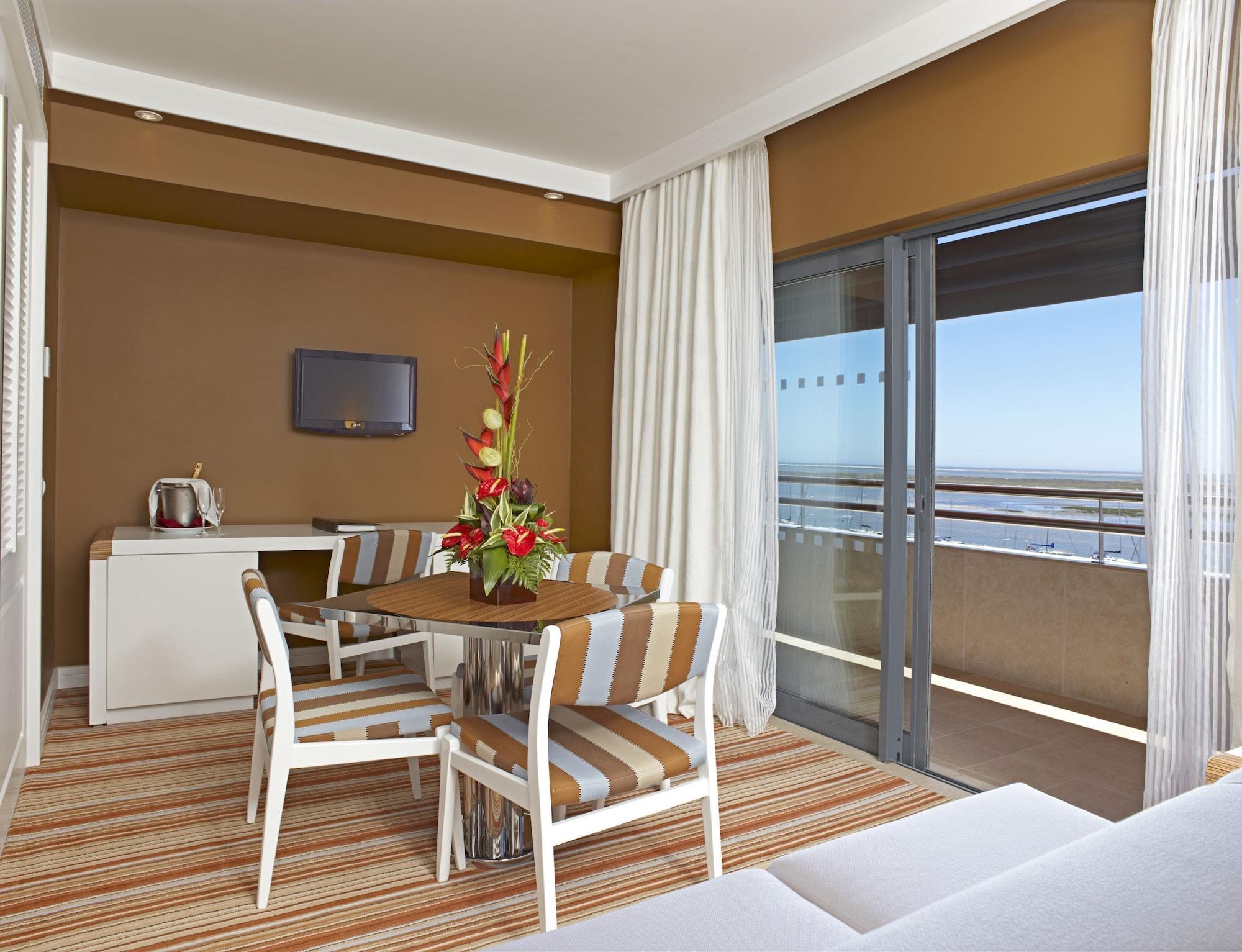 Real Marina Hotel & Spa Olhão Oda fotoğraf A typical suite