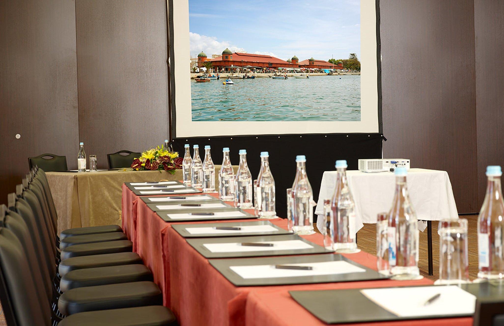 Real Marina Hotel & Spa Olhão Dış mekan fotoğraf A projection screen in a meeting room