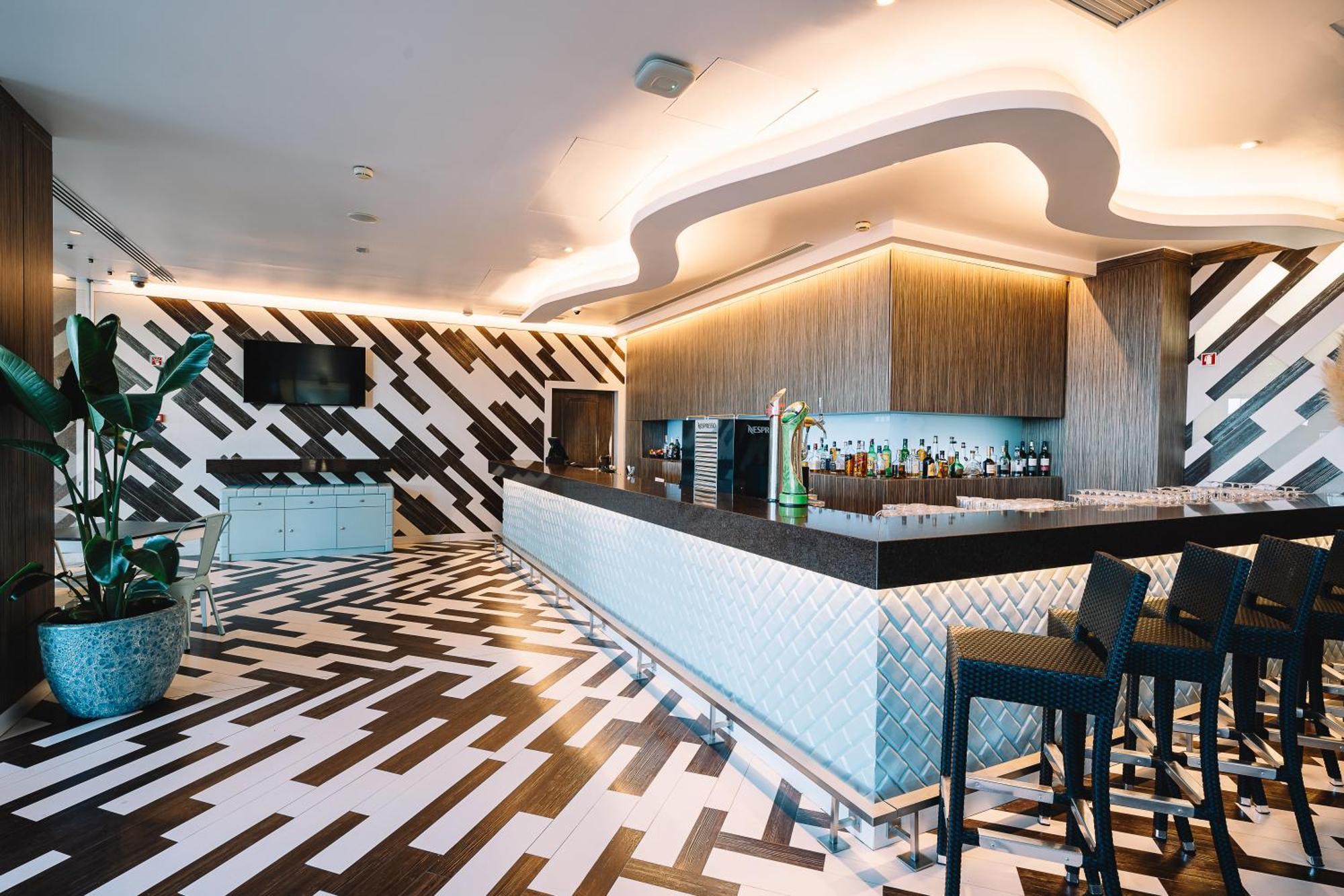 Real Marina Hotel & Spa Olhão Dış mekan fotoğraf The bar at the lounge