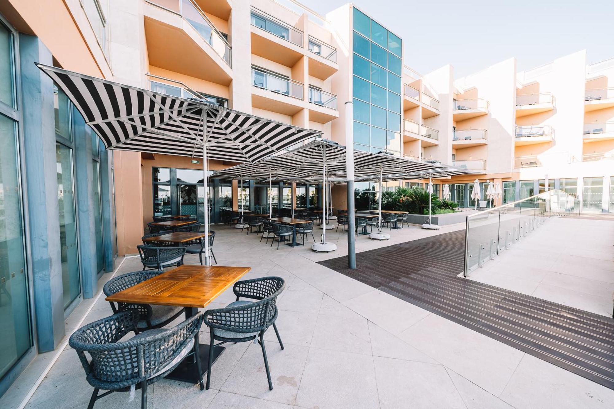 Real Marina Hotel & Spa Olhão Dış mekan fotoğraf The hotel's pool deck