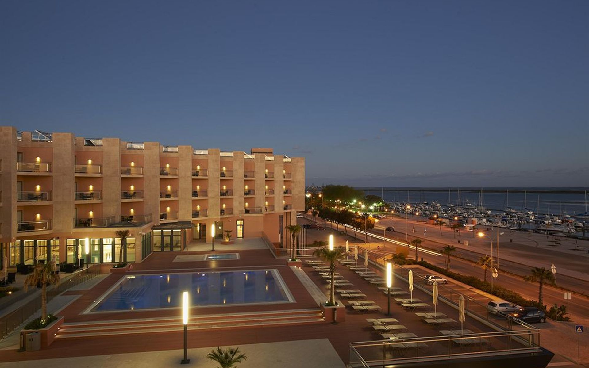 Real Marina Hotel & Spa Olhão Dış mekan fotoğraf The hotel at night